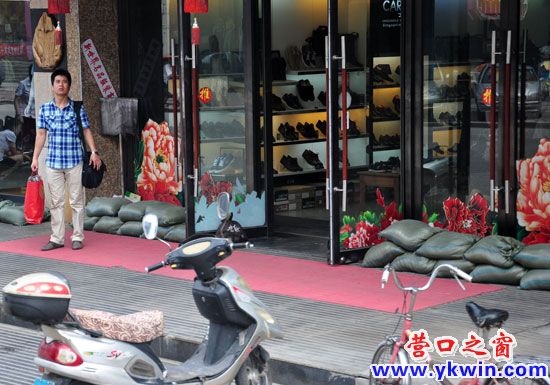 “梅花”過后 沙袋擋道