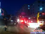 公交車“親嘴” 數百乘客著急