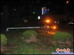 數米高路燈倒塌 數小時無人問津
