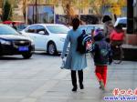 孜孜求學(xué)路 家長護子心