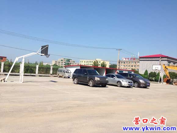老邊區某籃球場變成了停車位