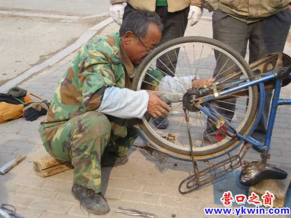 路邊修車(chē)人 先知春天暖