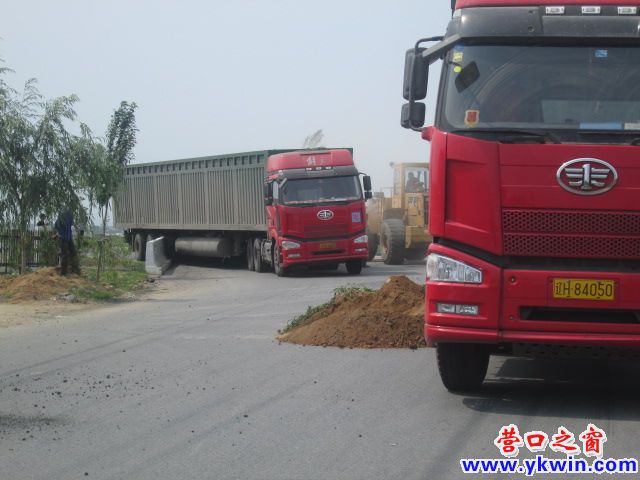 蓋州：路口大貨車拋錨