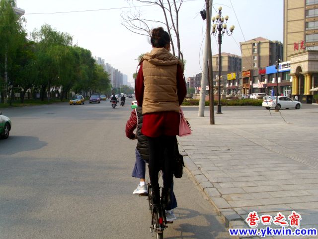 自行車載站小姐