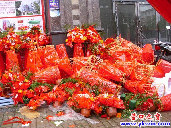 狂風吹倒門前花盆