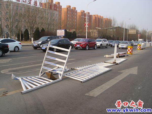 營口渤海大街一段隔離護欄四腳朝天