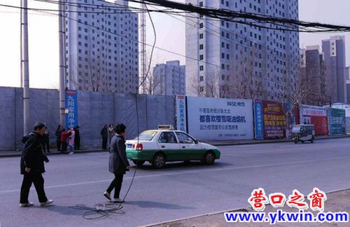  營口市新興大街電線“橫行霸道”