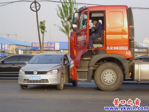 鞍山大平板車橫撞營口小轎車