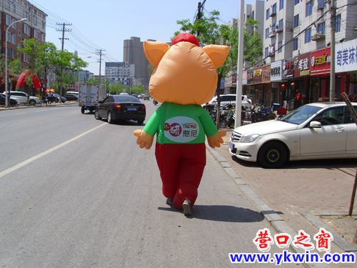 街上走來一個(gè)“豬人”