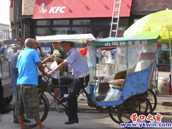大潤發門前多輛三輪車走麥城