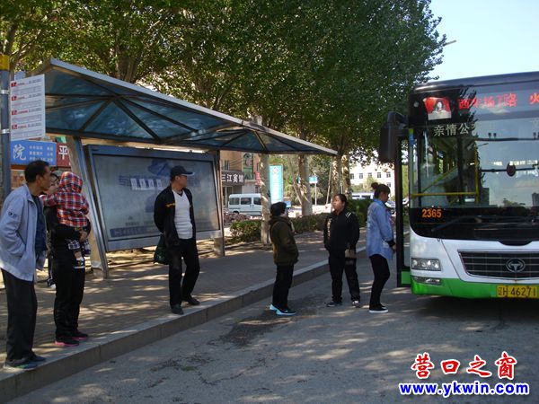 公交車候車亭傾斜照樣用