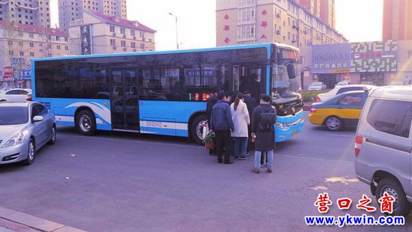 公交站點被霸占  市民乘車存隱患