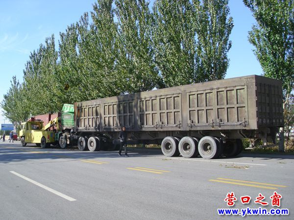 營口兩輛大貨追尾 前車大豆灑落一地