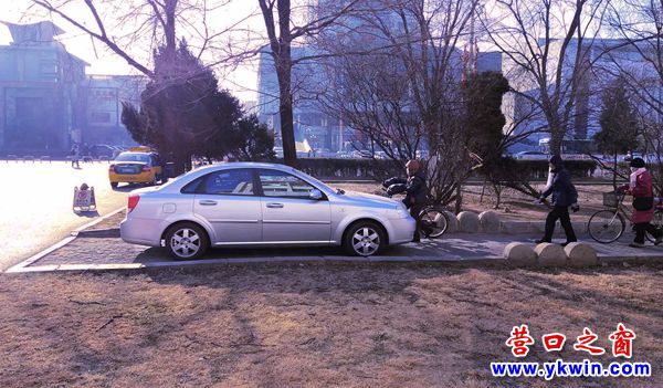 汽車霸占人行道 影響通行和市貌