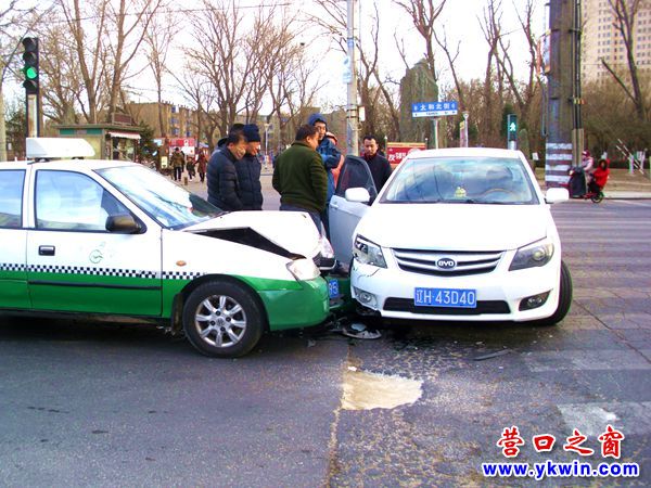 十字路口：兩車90度角相撞