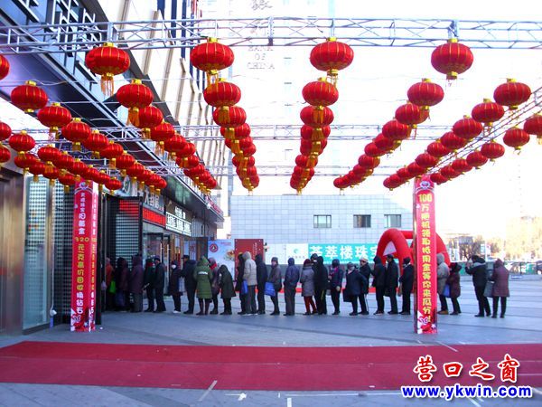 營口萬達免費發放易拉罐飲料