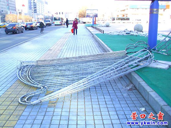 北風(fēng)吹，“豎琴”倒，人行道上睡大覺