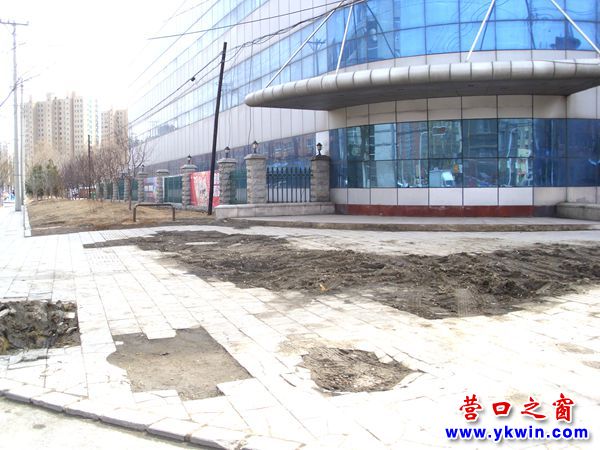 營口市氣象臺(tái)十字路口：人行道上千瘡百孔