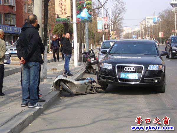 轎車前輪壓在電動(dòng)車的后輪上