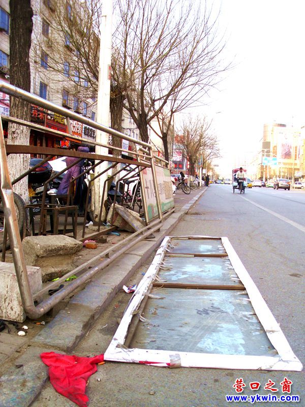 廣告牌俯臥自行車道