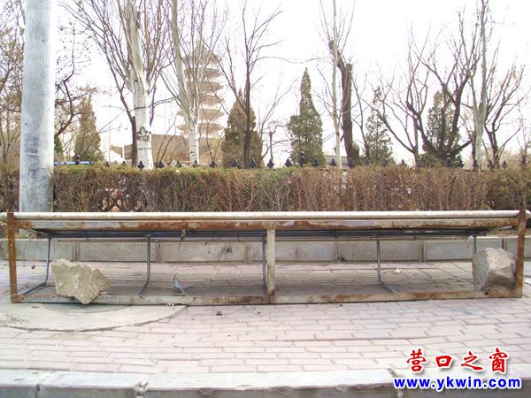 路邊仰臥廣告牌 專供飛機(jī)來(lái)欣賞