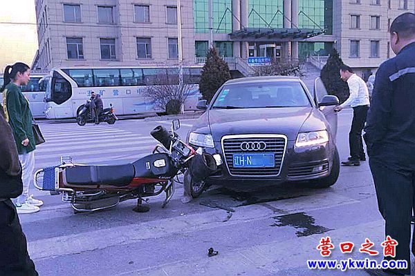 兩車路口相撞  司機(jī)相互理解