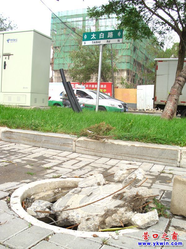 小心太白路邊 井蓋破損虛蓋