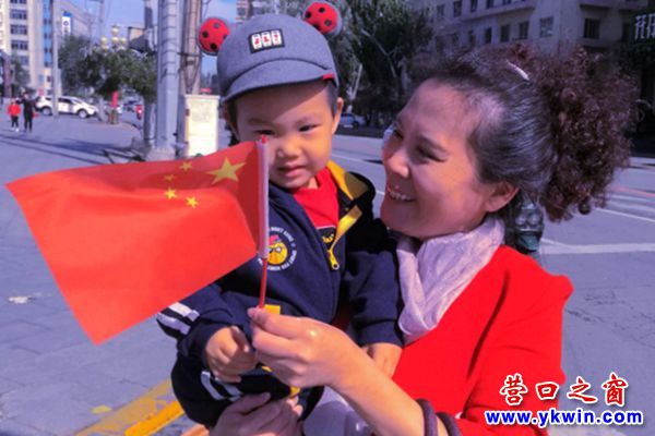 國(guó)旗扮靚營(yíng)口街頭