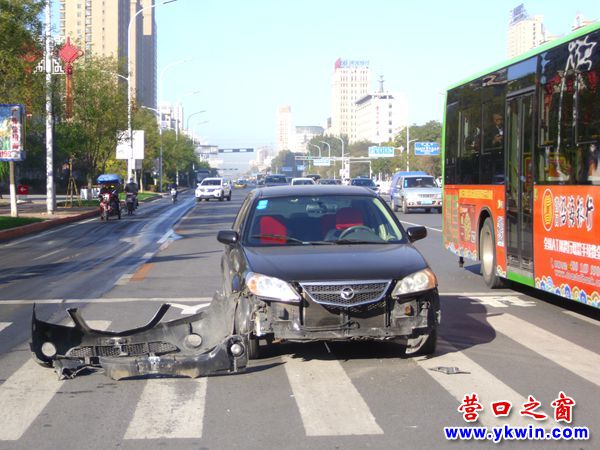 國慶長假尾日 有車蹭掉下巴