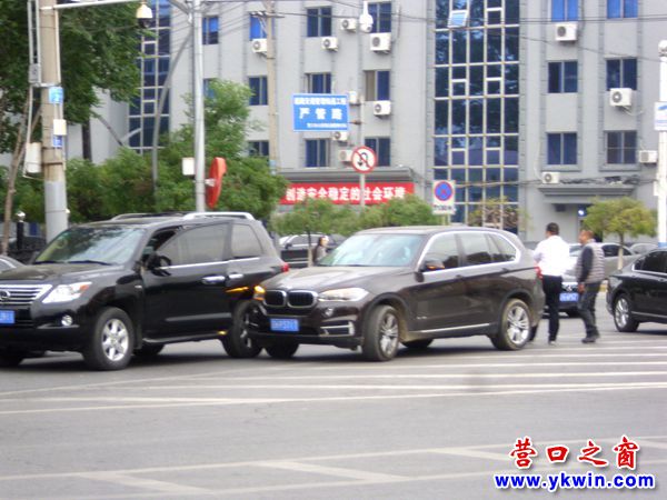 “凌志”和“寶馬”擠在路中間