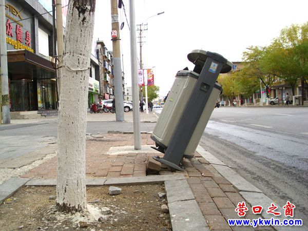 這個(gè)垃圾箱前傾不是敬禮