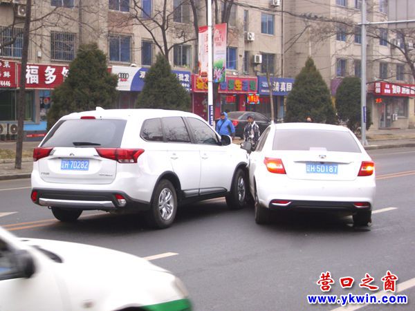 兩白車(chē)在營(yíng)口太和北街?jǐn)[成V型