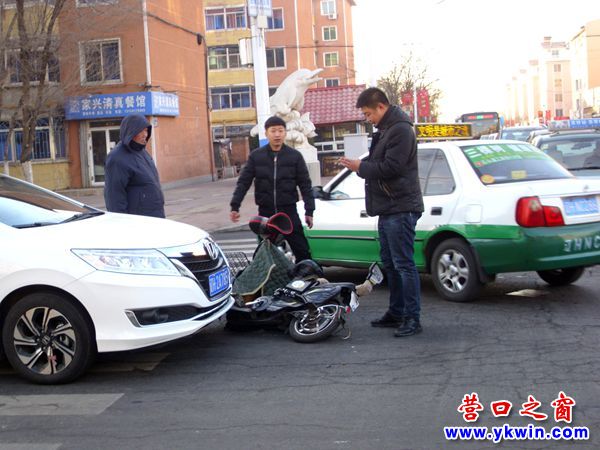 營(yíng)口市一電動(dòng)車(chē)倒在小轎車(chē)前