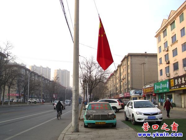 國旗豈能掛在斜拉鋼纜的半腰？