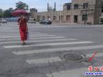 當心！路上有個坑  坑人又坑車