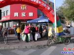 超市占道經(jīng)營  行人通行“添堵”