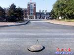 井蓋翹起存隱患  開車走路需當心