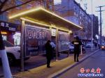 營(yíng)口市老城區(qū)大街上公交車(chē)站亮起照明燈帶