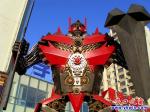 兩個(gè)高大“武士”鎮(zhèn)守廣場(chǎng)