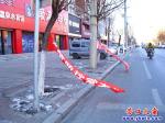 營口市新興大街街邊：防疫標語變成了紅飄帶