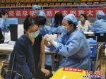 大石橋市民冒雨打疫苗，醫護人員戰斗到深夜