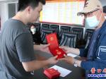市工信局：為50年以上黨齡老黨員發(fā)放紀念章