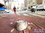 營口市：人行道上為何留塊絆腳石？