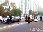 營口市渤海大街：遼H撞倒隔離護(hù)欄蹭傷遼A