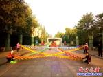 迎國(guó)慶：舞龍隊(duì)在營(yíng)口市人民公園編出大五星