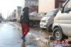 營口：路面積水 市民謹慎3