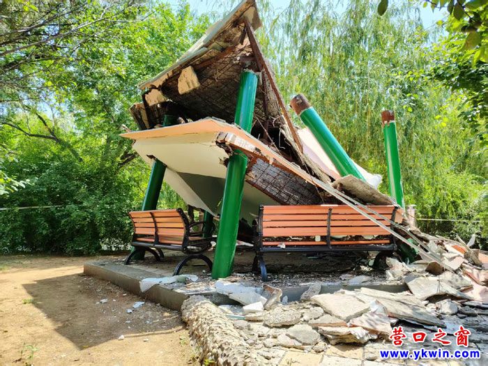 營口市人民公園一涼亭突然塌了